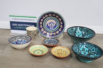 Afbeelding van Set kleurrijke decoratieve schaaltjes en bordjes