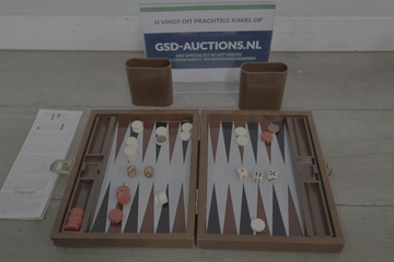 Afbeelding van Backgammon spelset met dobbelstenen en bekers