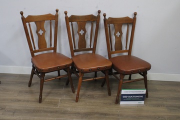 Afbeelding van Set van drie houten stoelen met cognac kleurige zitting