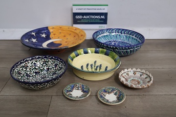 Afbeelding van Set kleurrijke decoratieve kommen en schalen