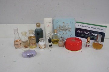 Afbeelding van Set diverse parfums en verzorgingsproducten