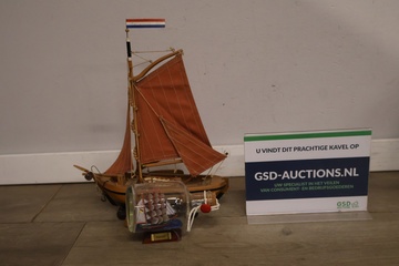 Afbeelding van Houten Schaalmodel Nederlandse Botter met Boot in Fles