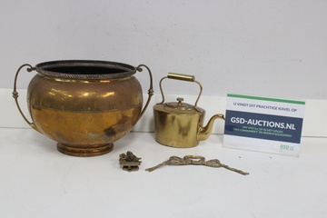 Afbeelding van Brass decoratieve pot en theepot met sierstukken