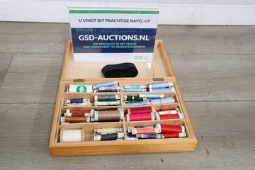Afbeelding van Vintage houten naaikistje met naaigarenspoelen'