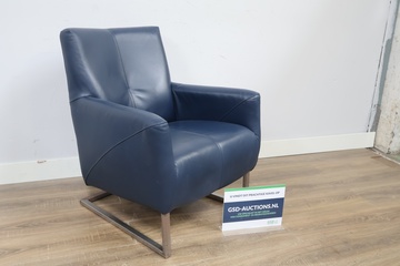 Afbeelding van Blauwe leren fauteuil met metalen frame