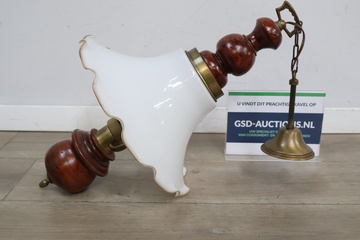 Afbeelding van Antieke hanglamp met houten details