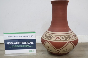 Afbeelding van Decoratieve aardewerk vaas met patroon'