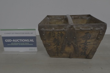 Afbeelding van Decoratieve houten mand met metalen beslagen
