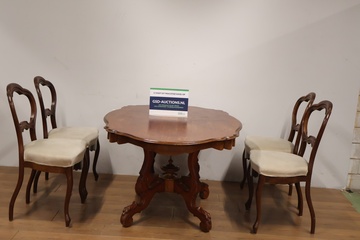 Afbeelding van Antieke houten tafel met vier Biedermeier stoelen