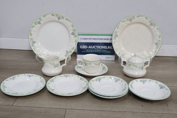 Afbeelding van Set servies met druivenpatroon