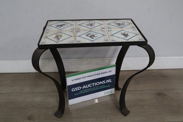 Afbeelding van Vintage bijzettafel met keramisch ingelegde tegels