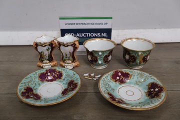Afbeelding van Set Vintage servies met kopjes en schotels