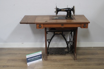 Afbeelding van Pfaff antieke naaimachine met houten kast