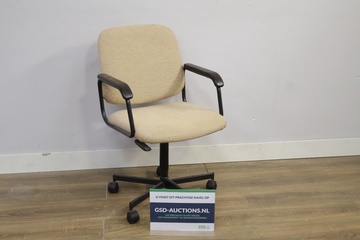 Afbeelding van Beige bureaustoel met armleuningen'
