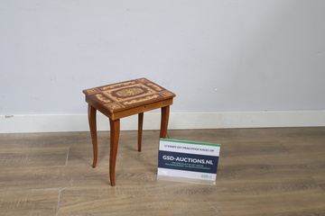 Afbeelding van Houten bijzettafel met ingelegd marquetterie motief