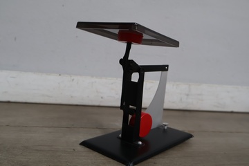 Afbeelding van Vintage keukenweegschaal met rood en zwart design