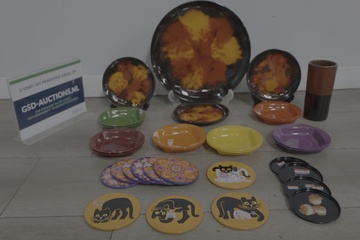 Afbeelding van Vintage Set kleurrijk servies en onderzetters