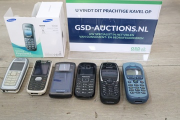Afbeelding van Set oude mobiele telefoons met doos