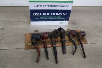 Afbeelding van Set van 6 pijpen op houten standaard