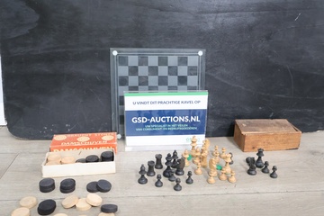 Afbeelding van Vintage schaak- en damspel met houten stukken en bord