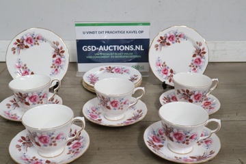 Afbeelding van Porseleinen theeservies met bloemmotief