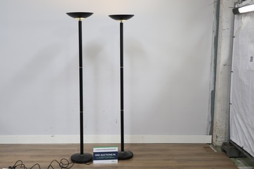 Afbeelding van Twee zwarte staande vloerlampen''
