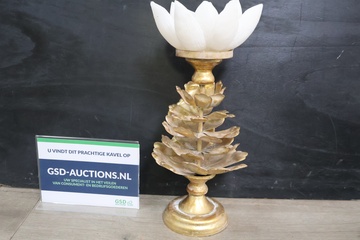 Afbeelding van Decoratieve gouden kandelaar met witte bloem
