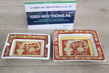 Afbeelding van Set van twee rood met goud versierde asbakken''