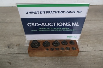 Afbeelding van Set antieke gewichten met houten blok