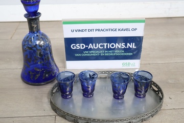 Afbeelding van Set blauw glazen likeurkaraf met vier glazen op dienblad