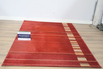 Afbeelding van Rood vloerkleed met strepenmotief
