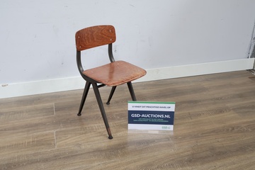 Afbeelding van Klassieke schoolstoel met houten zitting en rugleuning'