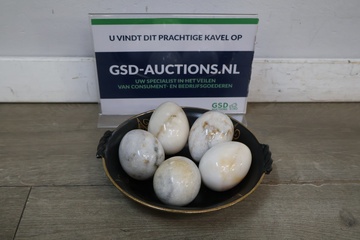 Afbeelding van Set van 5 decoratieve marmeren eieren in zwart schaaltje