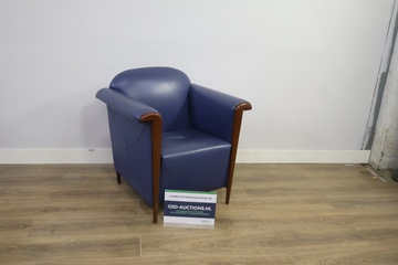 Afbeelding van Blauwe clubfauteuil met houten accenten