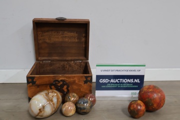 Afbeelding van Vintage Houten Kistje met Natuurstenen Bollen
