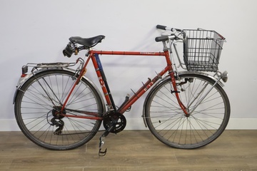Afbeelding van Oude herenfiets met voorrek en mand