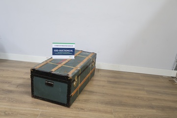 Afbeelding van Vintage houten kist met metalen beslag