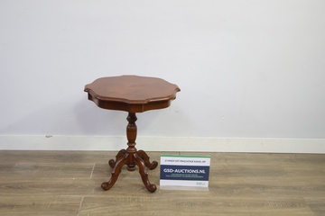 Afbeelding van Houten bijzettafel met sierlijke poot