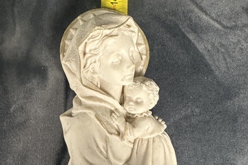 Afbeelding van hangend beeldje maria en jezus