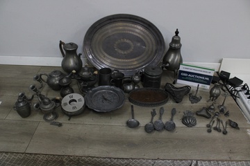 Afbeelding van Set antieke tinnen tafelaccessoires