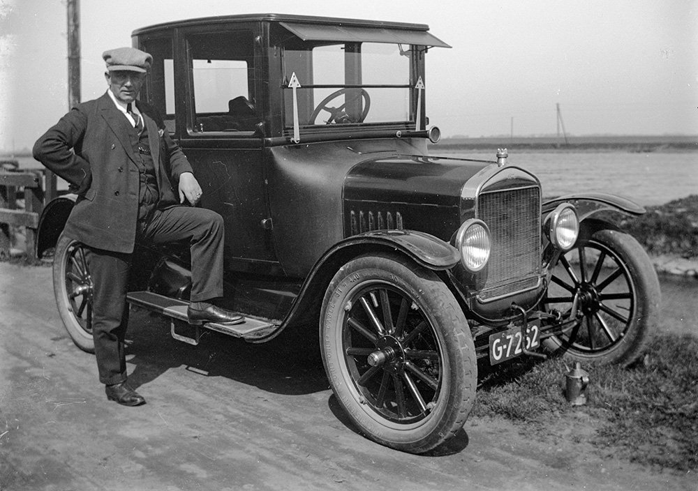 FOTO-800017: Zwager Meindert Kion met zijn Ford, circa 1930