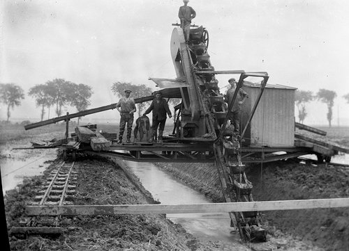 FOTO-800103: Baggerwerktuig voor het opschonen van de sloten bij Halfweg, circa 1925