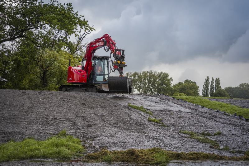 Foto 2_Bagger wordt aangebracht op meegroeidijk_verkleind