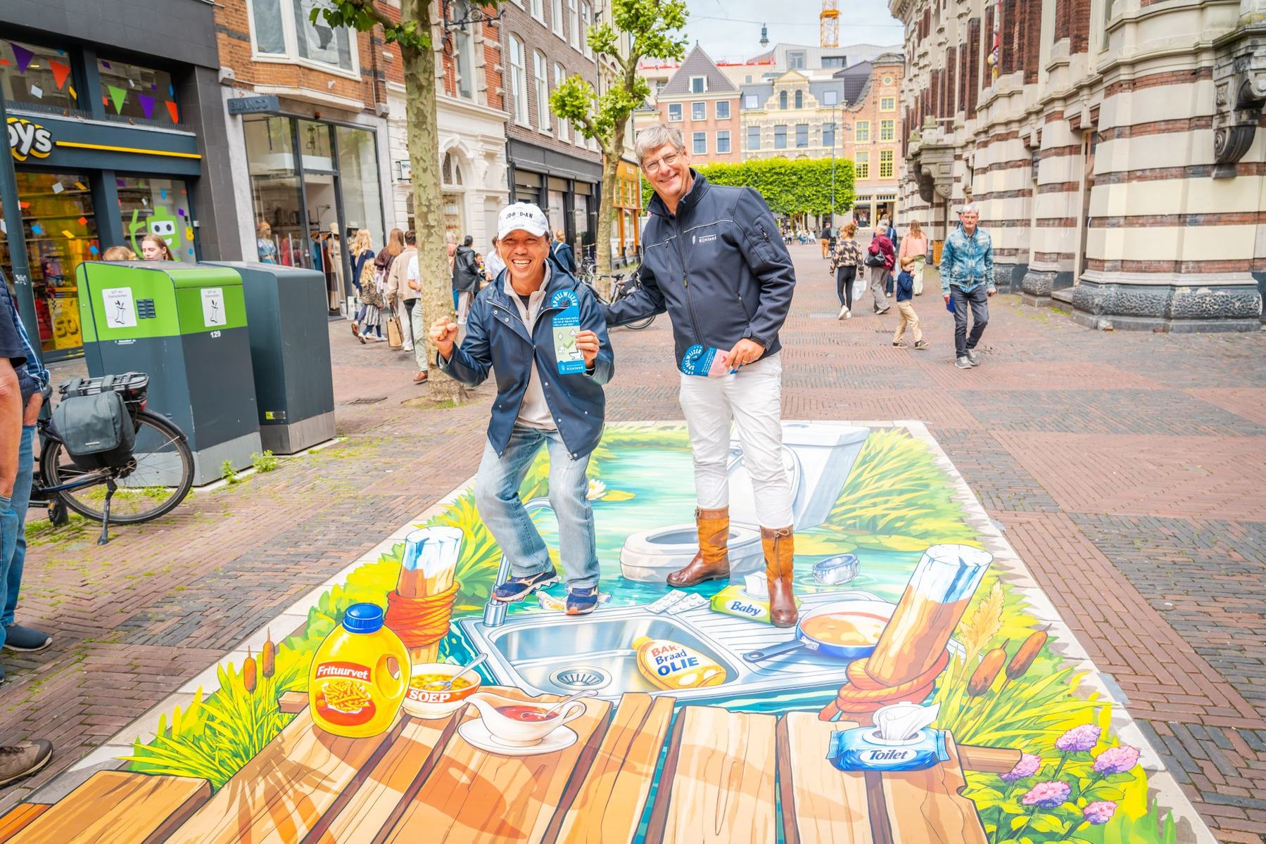 Hoogheemraad Harry Kortman informeert voorbijganger over de 'Spoel wijzer'-campagne