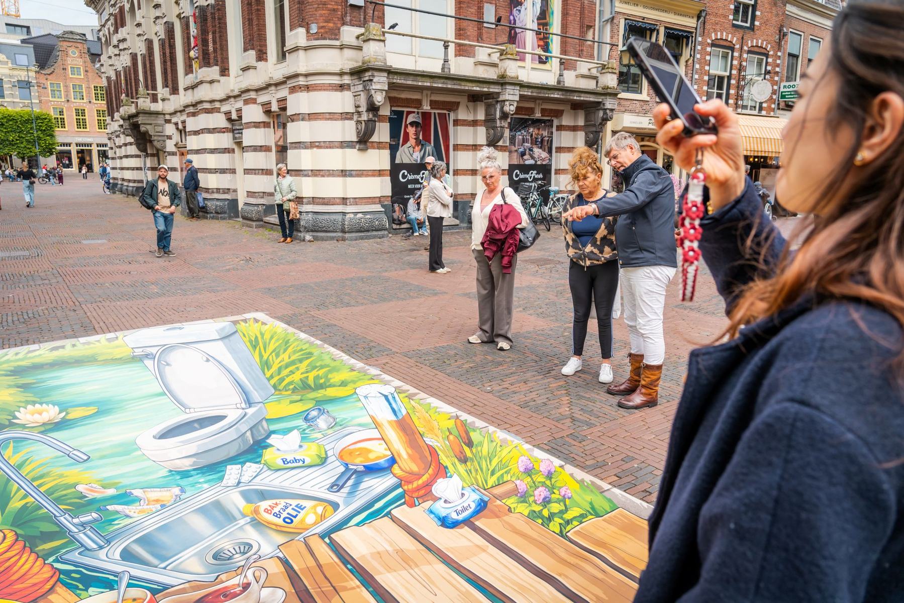 In gesprek bij de 3D-tekening in Haarlem