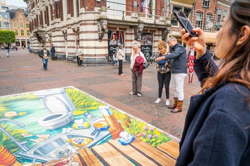 In gesprek bij de 3D-tekening in Haarlem