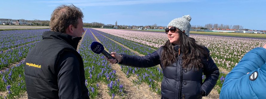 Hanneke in gesprek met bollenteler voor podcast