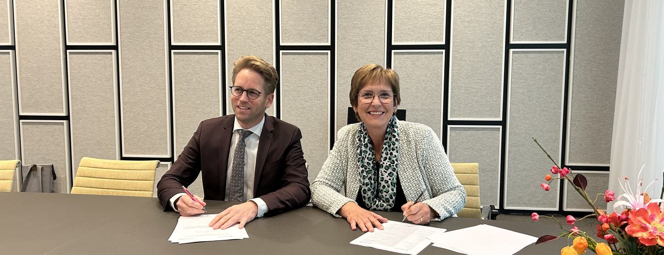 Ondertekening 15 oktober 2026 Gnephoek Rijnland en Alphen aan den Rijn door wethouder Relus Breeuwsma en hoogheemraad Marjon Verkleij-Lemmers