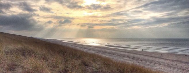 kust met duinen en zee