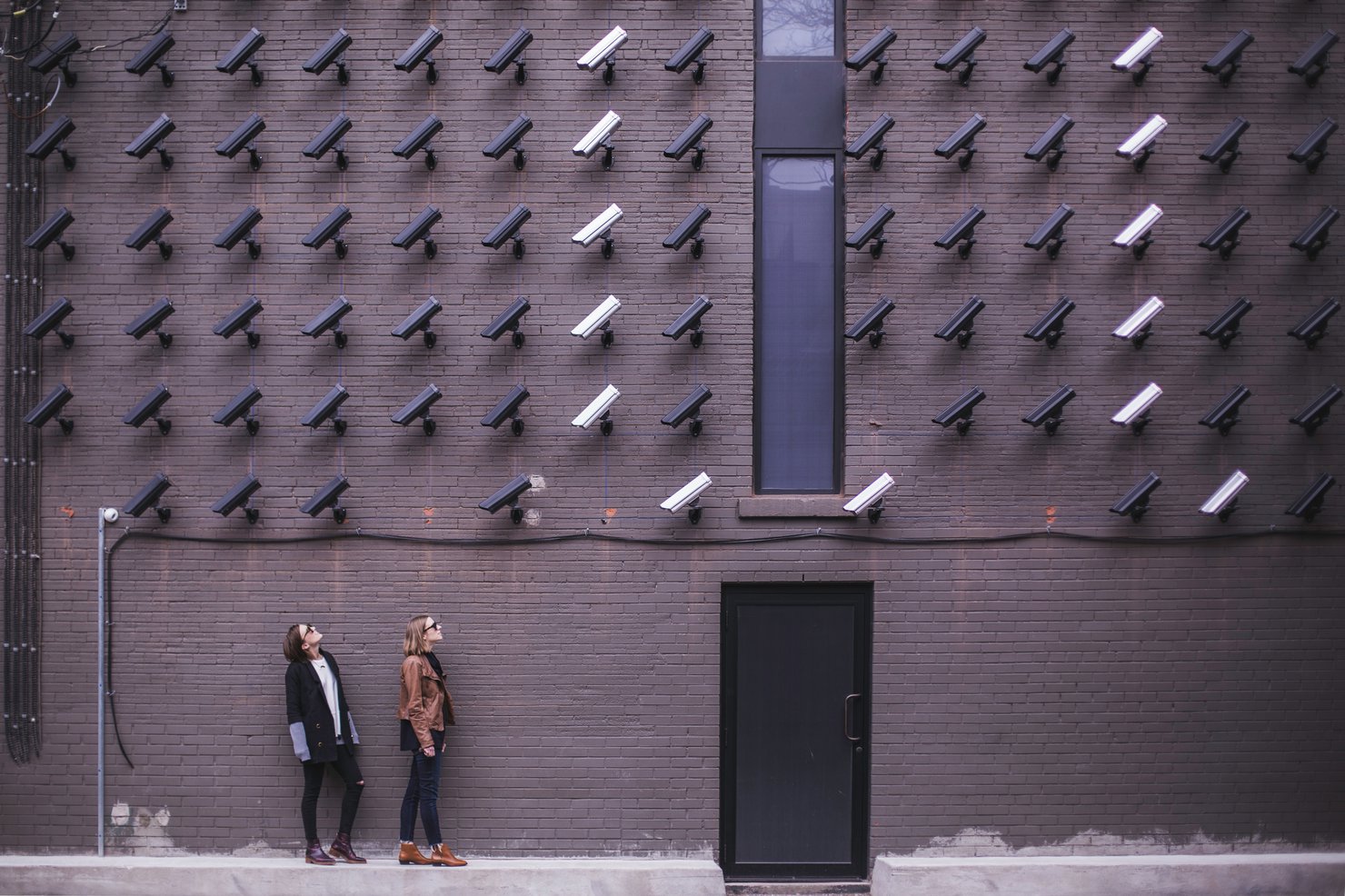 twee personen met heel veel camera's